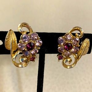 Beautiful vintage Coro gold tone crystal and purple flower screwback (394)